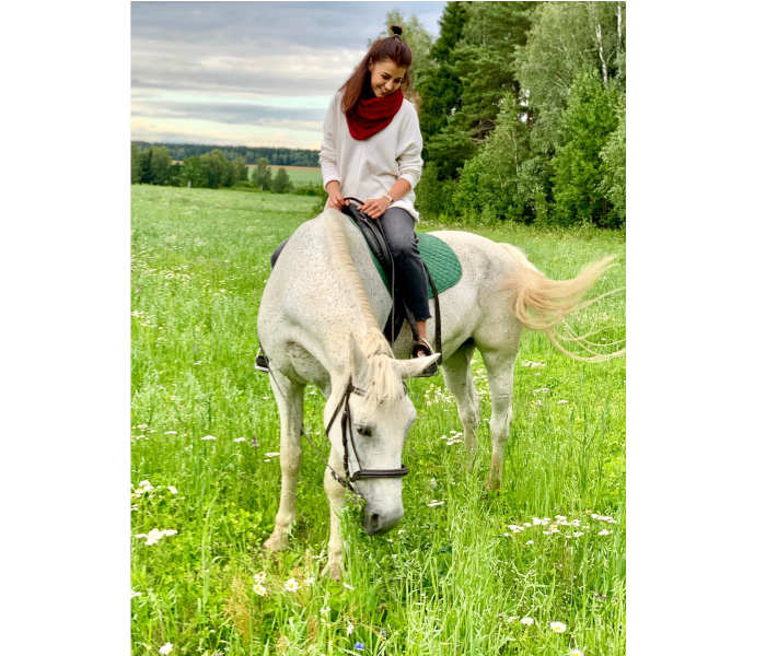 Фото девушки на лошади в полях рядом с конюшней в Александровке