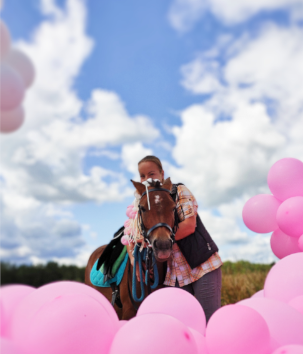 Фото девушки с лошадью и шариками в полях