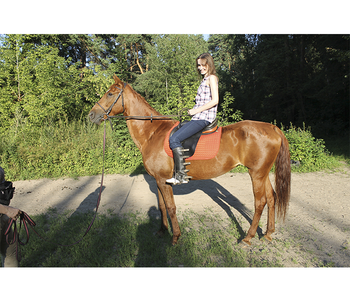 Фото девушки на лошади во время фотосессии