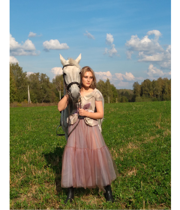 Фотография девушки рядом с лошадью в поле рядом с конюшней в Александровке.