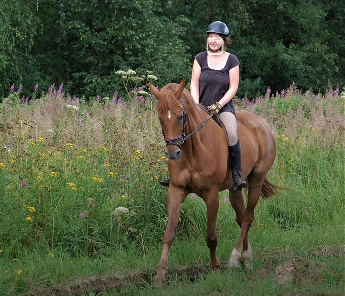 Девушка на лошади в поле рядом с конюшней в Кощейково